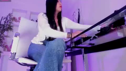 HANNAH HOWELL online show from 07.06.26