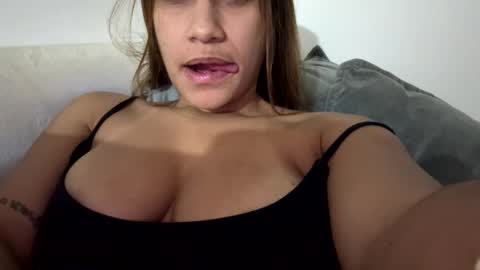 Snapshot of hannakoff chatting on 10.08.25 hannakoff online show from 10.08.25