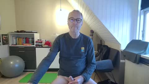 Snapshot of hanse_1 chatting on 12.16.24 Hanse online show from 12.16.24