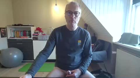 Snapshot of hanse_1 chatting on 12.20.24 Hanse online show from 12.20.24