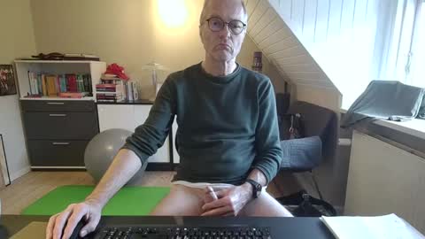 Snapshot of hanse_1 chatting on 12.29.24 Hanse online show from 12.29.24