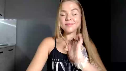 Snapshot of happy_fox_ chatting on 09.25.25 happy_fox_ online show from 09.25.25