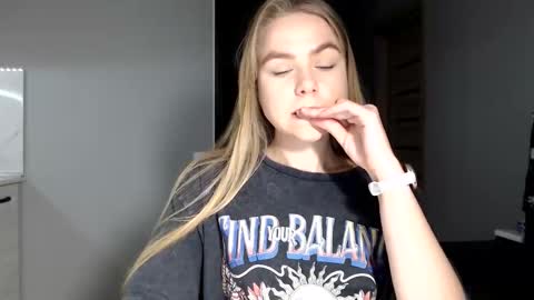 happy_fox_ online show from 11.22.25