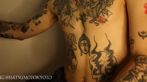 Snapshot of hatsumotokyoto chatting on 03.08.25 More content   2   online show from 03.08.25