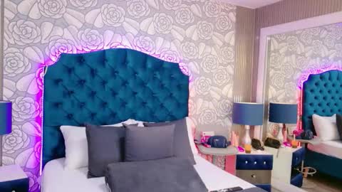 HazelMoret online show from 02.18.26