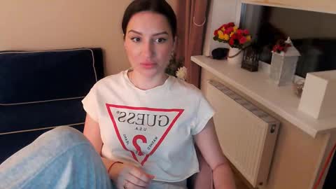 Snapshot of heaven_chloe chatting on 03.11.25 Heaven girl online show from 03.11.25