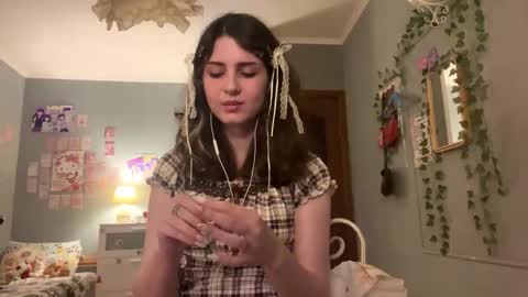 Snapshot of hedwiggrossberg chatting on 12.02.25 Sarah online show from 12.02.25