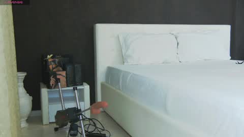 Snapshot of hefner_girl chatting on 06.08.26 Helen online show from 06.08.26