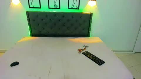 Snapshot of helen_curly chatting on 09.19.25 helen_curly online show from 09.19.25