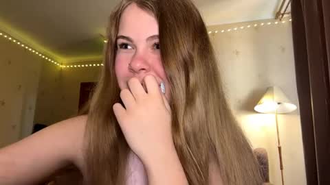 Snapshot of helenjoyne chatting on 05.08.26 Chloe online show from 05.08.26