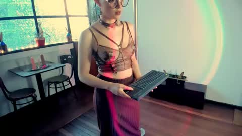 Heliconia online show from 10.07.25