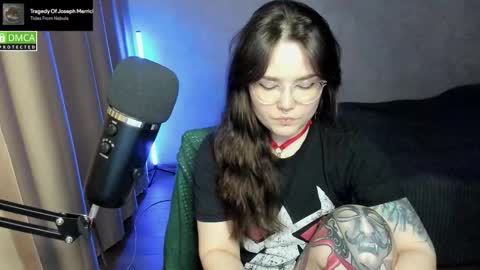 Snapshot of hell_hotline chatting on 09.17.25 Red online show from 09.17.25
