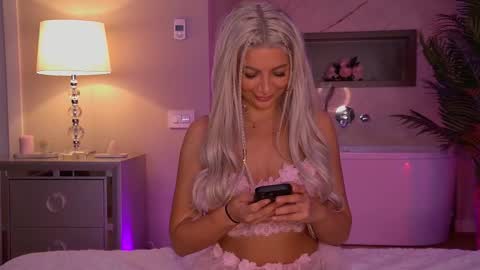 Snapshot of hellenroyy chatting on 09.20.25 hellenroyy online show from 09.20.25