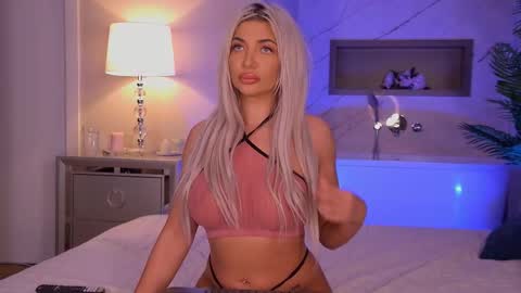 Snapshot of hellenroyy chatting on 10.20.25 hellenroyy online show from 10.20.25