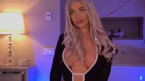 Snapshot of hellenroyy chatting on 10.26.25 hellenroyy online show from 10.26.25