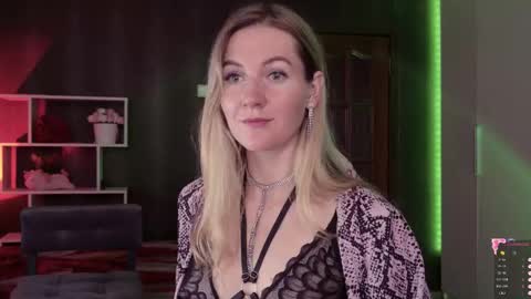 Alisia  Monday to Friday from 10 am to 4 pm GMT 2 online show from 10.14.25