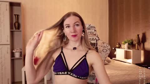 Alisia  Monday to Friday from 10 am to 4 pm GMT 2 online show from 04.07.26