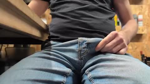 Snapshot of henkietien chatting on 12.11.24 henkietien online show from 12.11.24