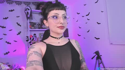 Snapshot of herinfernalmajesty chatting on 01.10.25 Marie online show from 01.10.25