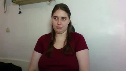 Snapshot of hess_luna_ chatting on 10.13.25 hess_luna_ online show from 10.13.25