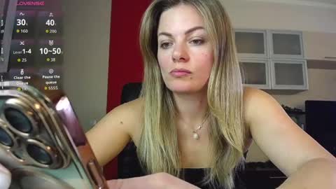 Snapshot of hi_bye_ chatting on 04.23.26 Lina online show from 04.23.26