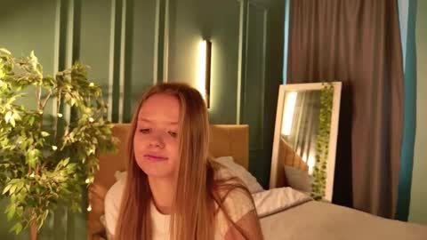 Snapshot of hidden_charm_ chatting on 09.27.25 My name is Angelina but I like when you call me Angel online show from 09.27.25