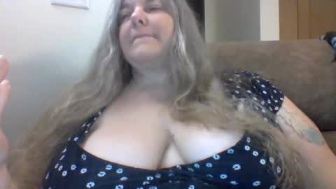 Snapshot of hippysnewhere chatting on 06.02.26 hippysnewhere online show from 06.02.26