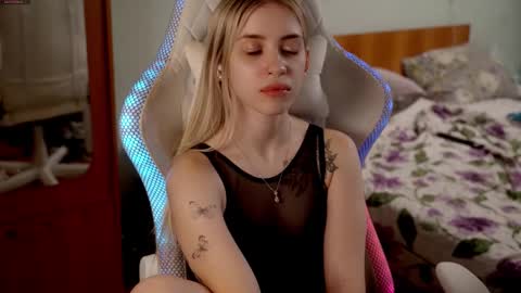 Holly online show from 03.12.26