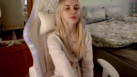 Holly online show from 04.08.26