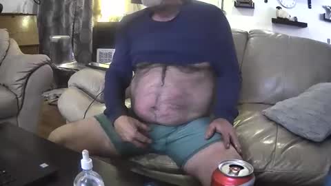 Snapshot of hobohoeless chatting on 12.17.25 hobohoeless online show from 12.17.25