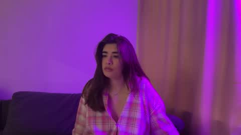 Snapshot of hoenyazhe chatting on 11.30.25 Nancy Becconi online show from 11.30.25