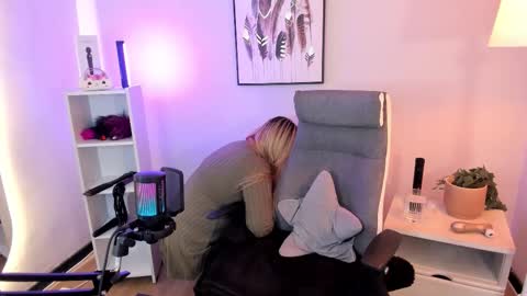 Hollie online show from 03.25.26