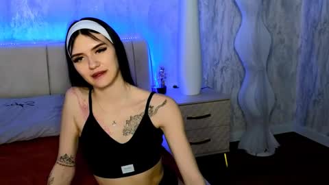 Snapshot of holly_beck chatting on 05.26.26 Holly online show from 05.26.26
