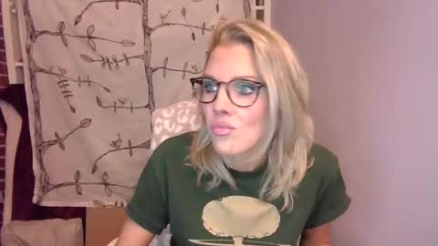 Snapshot of holly_bourbon chatting on 10.05.25 holly_bourbon online show from 10.05.25