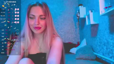 Snapshot of holly_molly8 chatting on 12.19.24 holly_molly8 online show from 12.19.24
