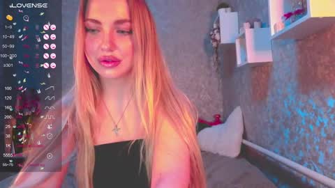 Snapshot of holly_molly8 chatting on 12.28.24 holly_molly8 online show from 12.28.24