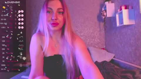 Snapshot of holly_molly8 chatting on 01.12.25 holly_molly8 online show from 01.12.25