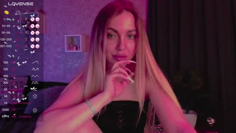 Snapshot of holly_molly8 chatting on 01.28.25 holly_molly8 online show from 01.28.25