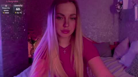 Snapshot of holly_molly8 chatting on 02.25.25 holly_molly8 online show from 02.25.25