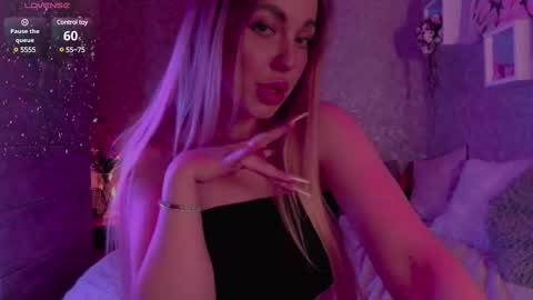 Snapshot of holly_molly8 chatting on 02.27.25 holly_molly8 online show from 02.27.25