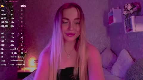 Snapshot of holly_molly8 chatting on 03.06.25 holly_molly8 online show from 03.06.25