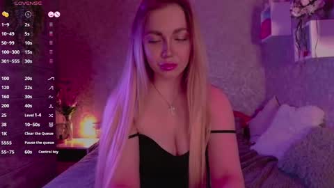 Snapshot of holly_molly8 chatting on 03.07.25 holly_molly8 online show from 03.07.25