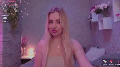 Snapshot of holly_molly8 chatting on 09.24.25 holly_molly8 online show from 09.24.25
