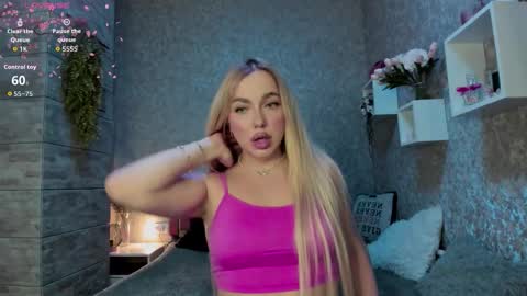 Snapshot of holly_molly8 chatting on 10.21.25 holly_molly8 online show from 10.21.25