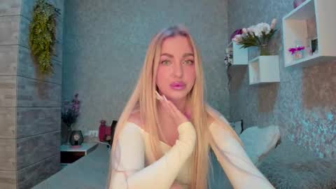 Snapshot of holly_molly8 chatting on 10.25.25 holly_molly8 online show from 10.25.25