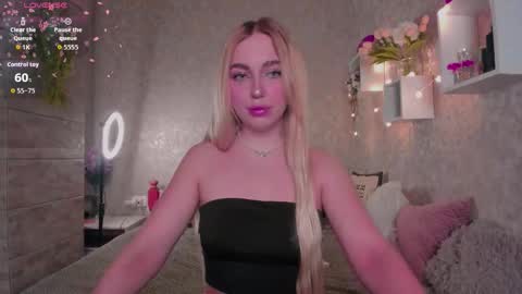 Snapshot of holly_molly8 chatting on 11.15.25 holly_molly8 online show from 11.15.25