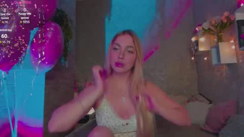 Snapshot of holly_molly8 chatting on 02.18.26 holly_molly8 online show from 02.18.26