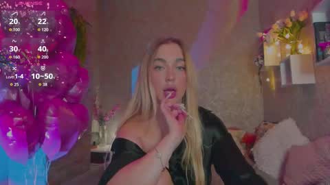 Snapshot of holly_molly8 chatting on 03.27.26 holly_molly8 online show from 03.27.26