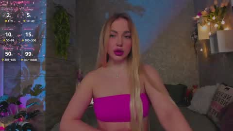 Snapshot of holly_molly8 chatting on 04.14.26 holly_molly8 online show from 04.14.26