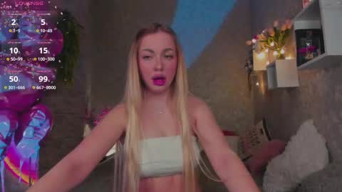 Snapshot of holly_molly8 chatting on 04.28.26 holly_molly8 online show from 04.28.26